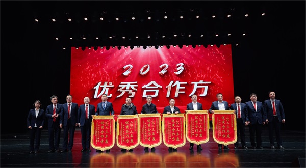 集团公司总经理登台领奖 - 副本.jpg 集团公司总经理登台领奖 - 副本.jpg