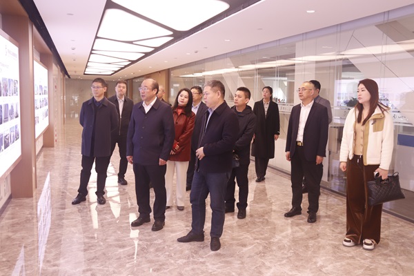 集团公司董事长祝建明陪同孙秘书长一行参观足球竞猜网长廊.jpg
